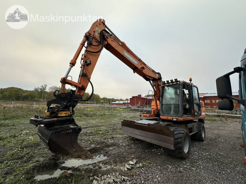 Doosan DX 140 W med vagn och redskap - Τροχοφόρος εκσκαφέας: φωτογραφία 1 Doosan DX 140 W med vagn och redskap - Τροχοφόρος εκσκαφέας: φωτογραφία 1