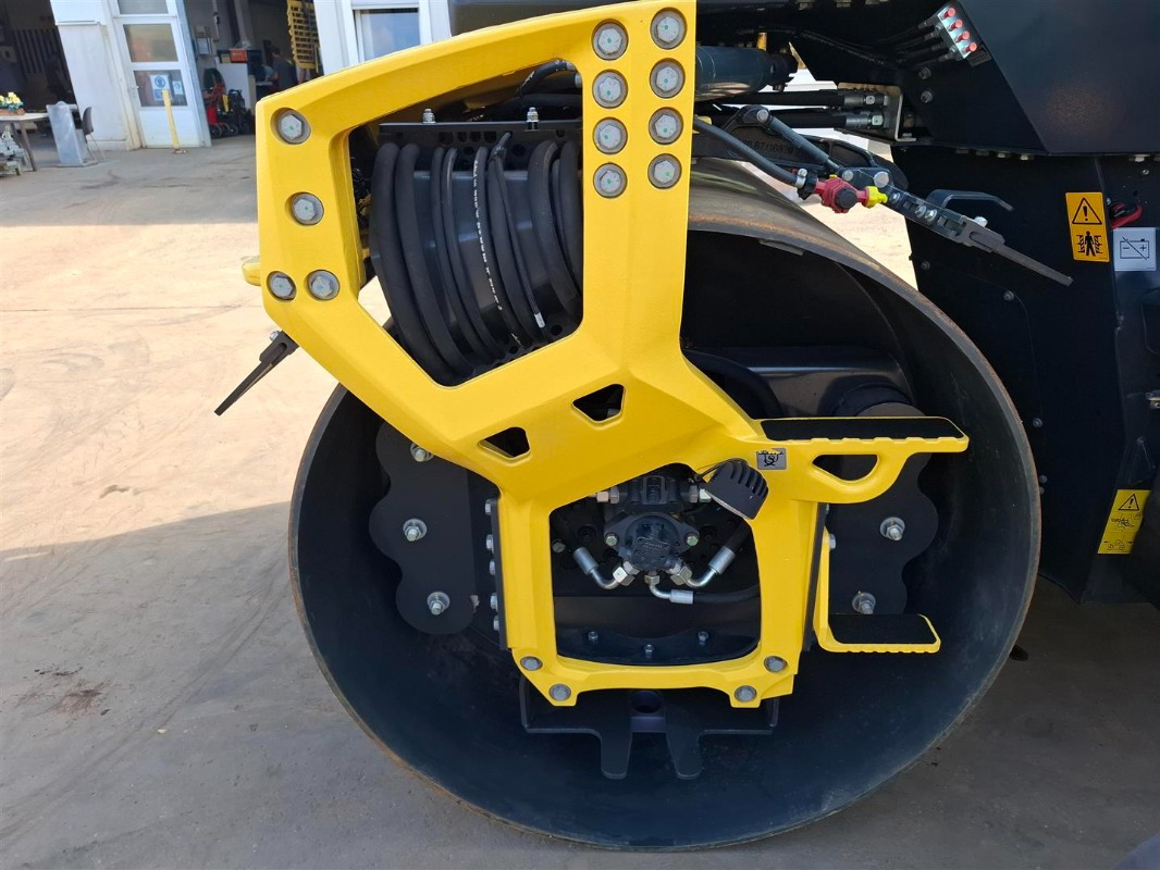Ασφαλτικός οδοστρωτήρας BOMAG DE BW 174 AP-5 AM Hybrid Stage V/Tier 4f: φωτογραφία 13