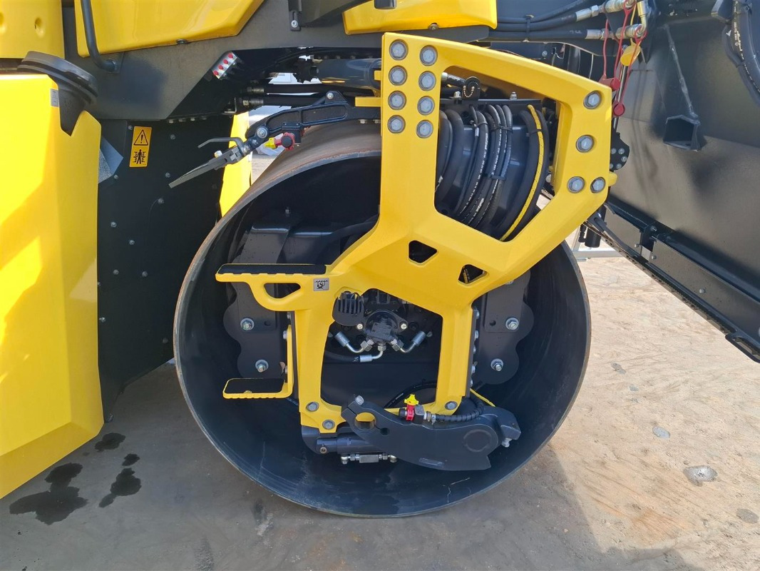 Ασφαλτικός οδοστρωτήρας BOMAG DE BW 174 AP-5 AM Hybrid Stage V/Tier 4f: φωτογραφία 12