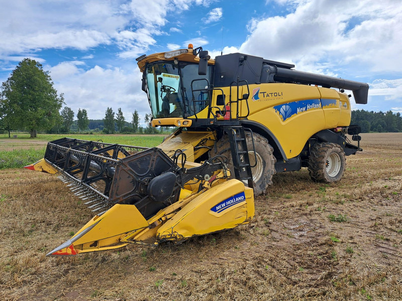 New Holland CX 8080 - Θεριζοαλωνιστική μηχανή: φωτογραφία 2 New Holland CX 8080 - Θεριζοαλωνιστική μηχανή: φωτογραφία 2