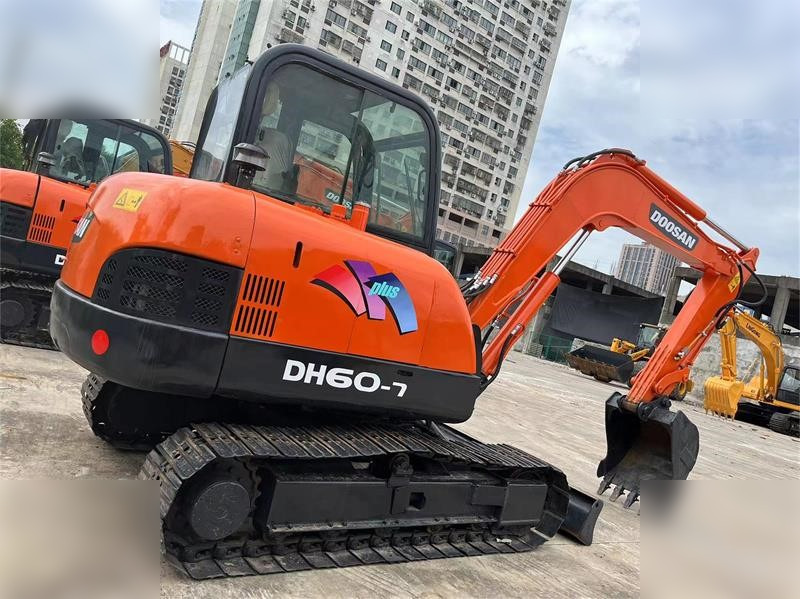 DOOSAN DH60-7 - Ερπυστριοφόρος εκσκαφέας: φωτογραφία 1 DOOSAN DH60-7 - Ερπυστριοφόρος εκσκαφέας: φωτογραφία 1