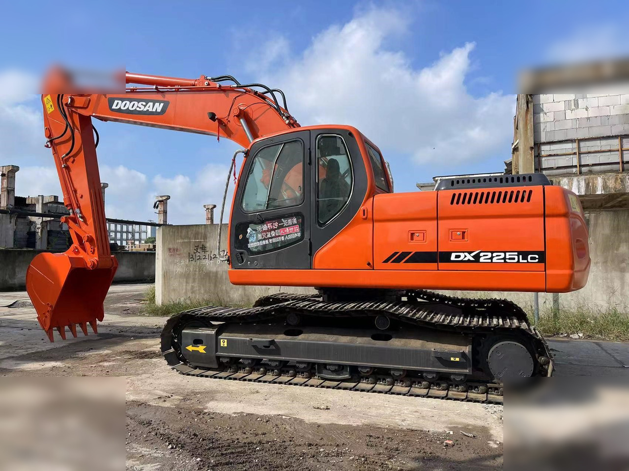 DOOSAN DX225 LCA - Ερπυστριοφόρος εκσκαφέας: φωτογραφία 1 DOOSAN DX225 LCA - Ερπυστριοφόρος εκσκαφέας: φωτογραφία 1