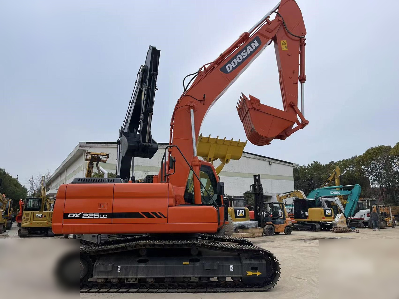 DOOSAN DX225 LC - Ερπυστριοφόρος εκσκαφέας: φωτογραφία 1 DOOSAN DX225 LC - Ερπυστριοφόρος εκσκαφέας: φωτογραφία 1