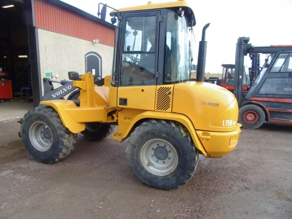 Volvo L 35 - Ελαστιχοφόρος φορτωτής: φωτογραφία 4 Volvo L 35 - Ελαστιχοφόρος φορτωτής: φωτογραφία 4