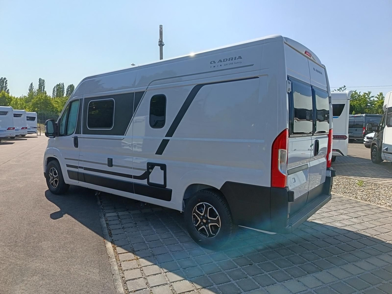 Adria Twin Twin 600 SPB Family*SAFETY+STYLE*DAB*SOFORT - Αυτοκινούμενο βαν: φωτογραφία 4 Adria Twin Twin 600 SPB Family*SAFETY+STYLE*DAB*SOFORT - Αυτοκινούμενο βαν: φωτογραφία 4