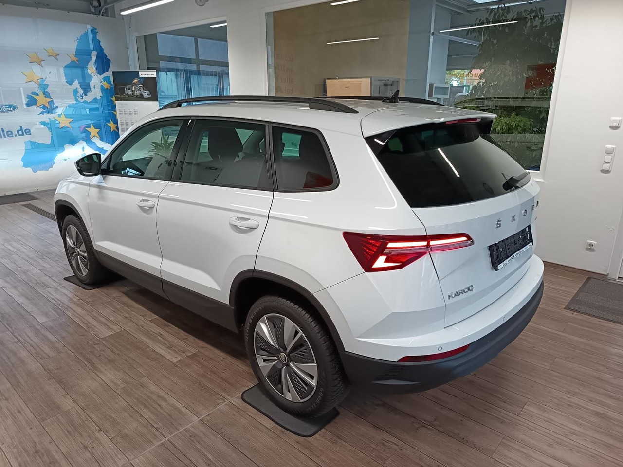 Skoda Karoq Style 1,5 TSI DSG*AHK*NAVI*LED*R-KAM*2xPDC - SUV: φωτογραφία 4 Skoda Karoq Style 1,5 TSI DSG*AHK*NAVI*LED*R-KAM*2xPDC - SUV: φωτογραφία 4