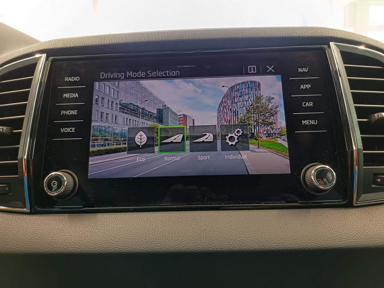 SUV Skoda Karoq Style 1,5TSI DSG*AHK-VORBER*NAVI*LED*R-KAM: φωτογραφία 13 SUV Skoda Karoq Style 1,5TSI DSG*AHK-VORBER*NAVI*LED*R-KAM: φωτογραφία 13