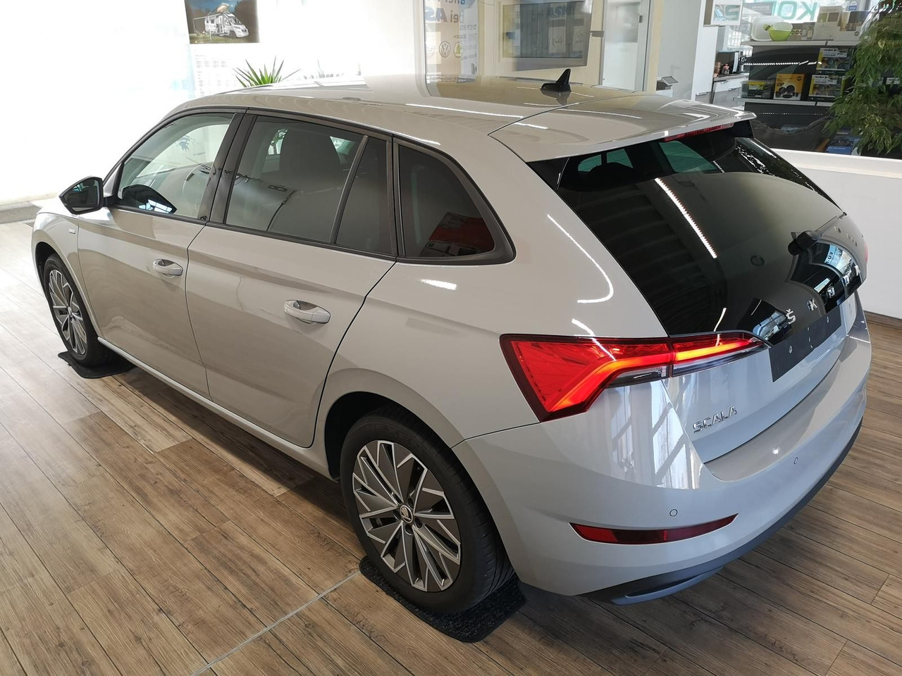 Skoda Scala Ambition 1,0 TSI 81 kW*NAVI*LED*R-KAM*PDC* - Λιμουζίνα/ Sedan: φωτογραφία 4 Skoda Scala Ambition 1,0 TSI 81 kW*NAVI*LED*R-KAM*PDC* - Λιμουζίνα/ Sedan: φωτογραφία 4
