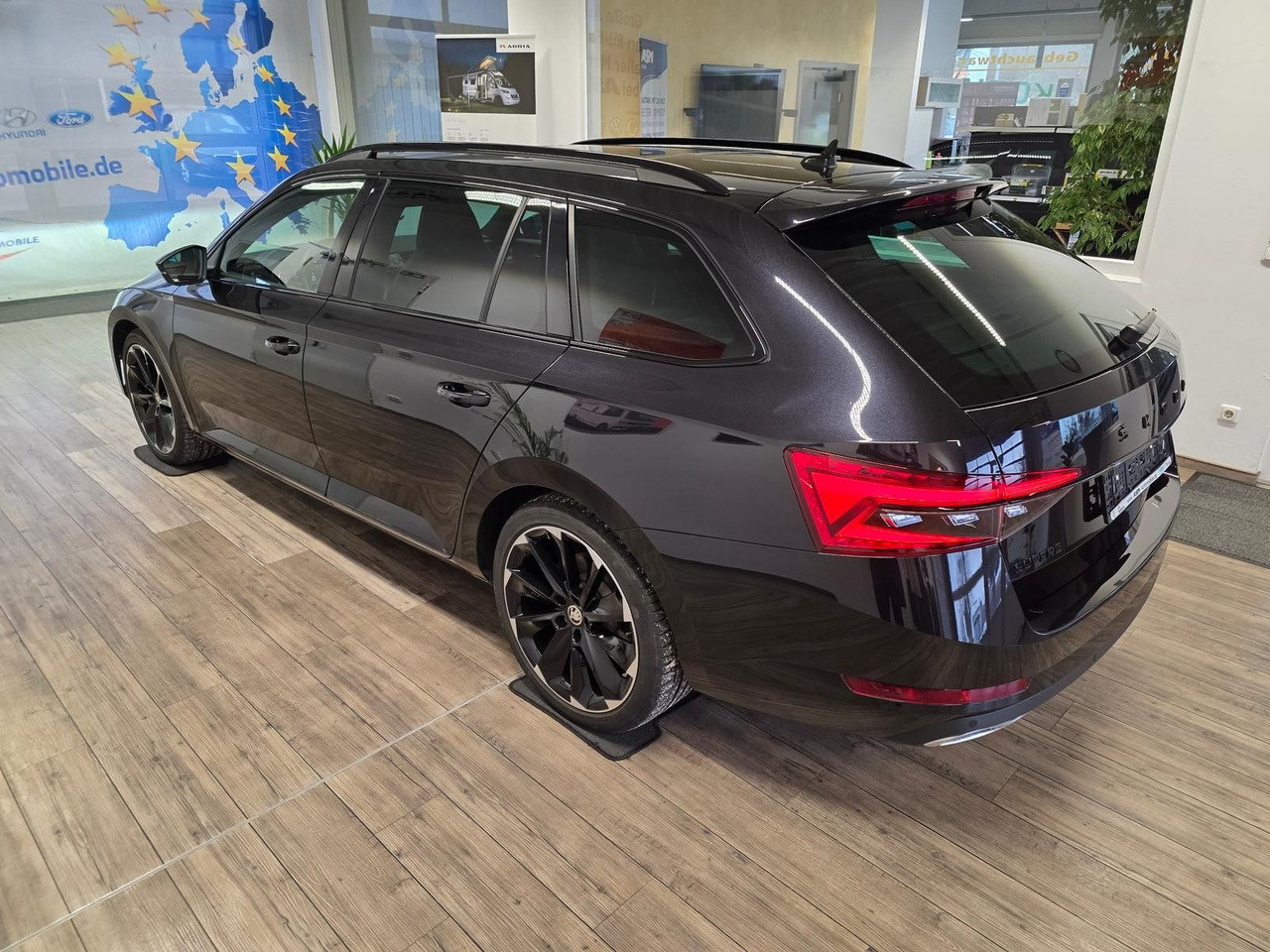 Skoda Superb Combi Sportline 2,0 TDI 4x4*PSD*360°*AHK* - Αυτοκίνητο: φωτογραφία 4 Skoda Superb Combi Sportline 2,0 TDI 4x4*PSD*360°*AHK* - Αυτοκίνητο: φωτογραφία 4