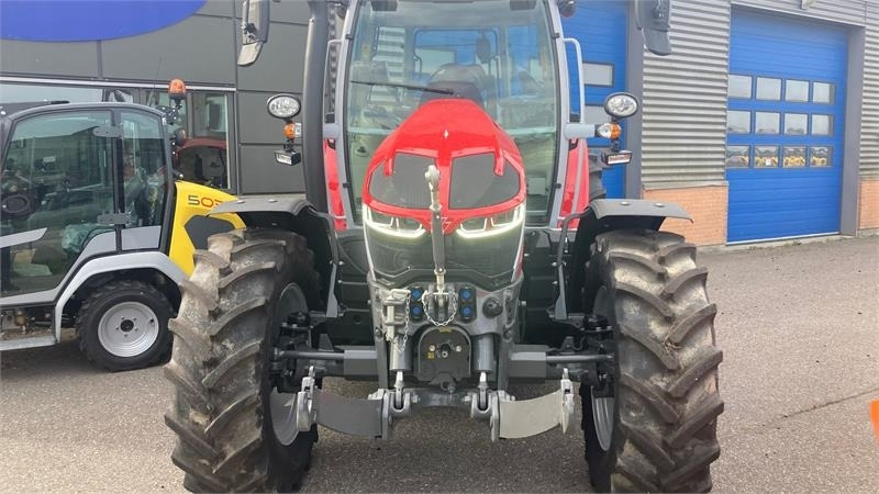 Massey Ferguson 5S.145 Exclusive Dyna-6 Exclusive - Τρακτέρ: φωτογραφία 2 Massey Ferguson 5S.145 Exclusive Dyna-6 Exclusive - Τρακτέρ: φωτογραφία 2