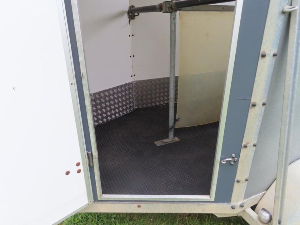 Black Friday Vieh - Pferdeanhänger, PKW Anhänger, Henra, TÜV NEU - Τρέιλερ μεταφοράς αλόγων: φωτογραφία 3 Black Friday Vieh - Pferdeanhänger, PKW Anhänger, Henra, TÜV NEU - Τρέιλερ μεταφοράς αλόγων: φωτογραφία 3