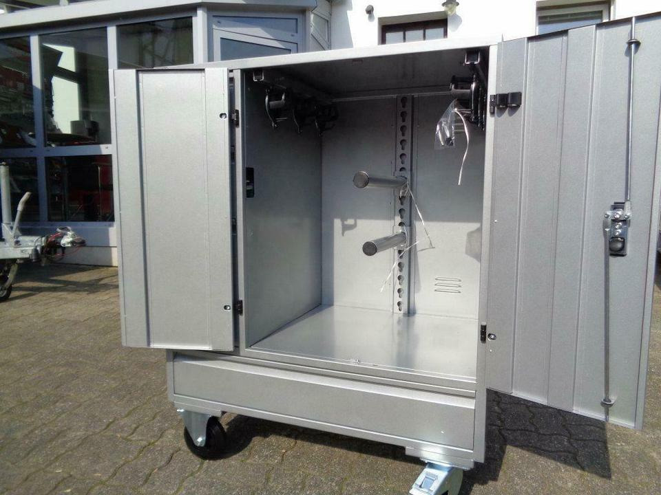 Turnierschrank fahrbar NEU pulverbeschichtet abschließbar - Εργαλείο/ Εξοπλισμός: φωτογραφία 1 Turnierschrank fahrbar NEU pulverbeschichtet abschließbar - Εργαλείο/ Εξοπλισμός: φωτογραφία 1
