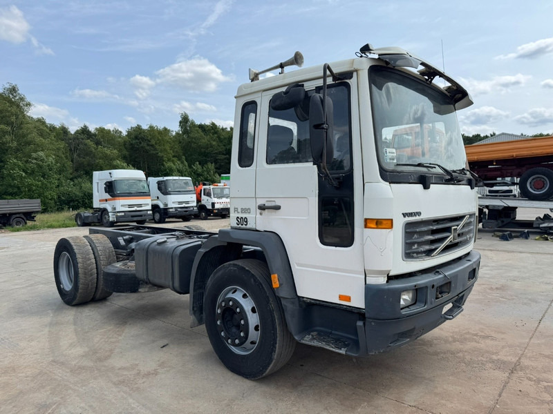 Volvo FL 6 - 220 (FULL STEEL SUSPENSION / MANUAL GEARBOX / PERFECT) - Φορτηγό σασί: φωτογραφία 3 Volvo FL 6 - 220 (FULL STEEL SUSPENSION / MANUAL GEARBOX / PERFECT) - Φορτηγό σασί: φωτογραφία 3