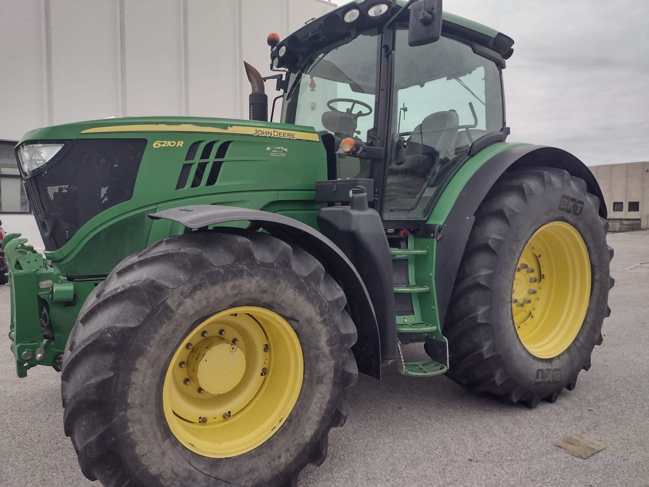 JOHN DEERE 6210 R - Τρακτέρ: φωτογραφία 1 JOHN DEERE 6210 R - Τρακτέρ: φωτογραφία 1