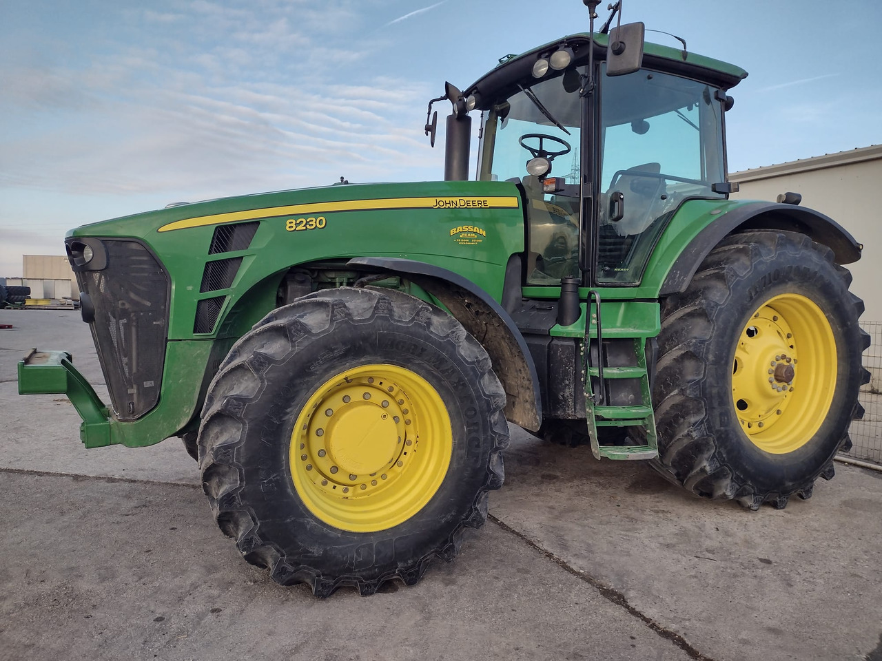 JOHN DEERE 8230 - Τρακτέρ: φωτογραφία 1 JOHN DEERE 8230 - Τρακτέρ: φωτογραφία 1