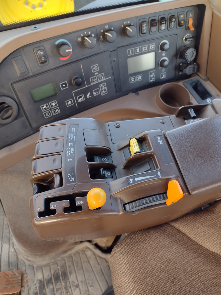 JOHN DEERE 8230 - Τρακτέρ: φωτογραφία 4 JOHN DEERE 8230 - Τρακτέρ: φωτογραφία 4