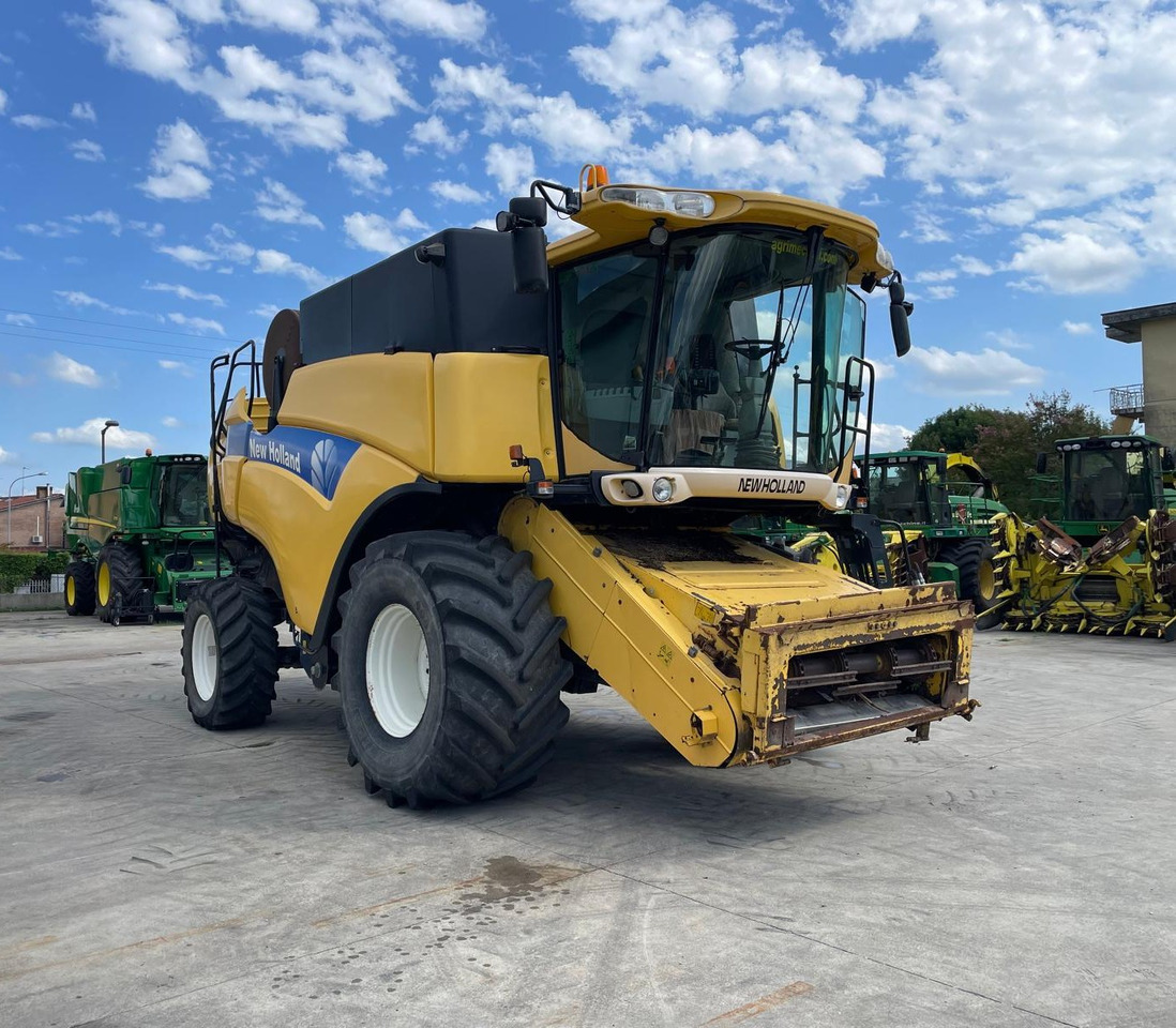 NEW HOLLAND MIETITREBBIA CX 8080 - Θεριζοαλωνιστική μηχανή: φωτογραφία 2 NEW HOLLAND MIETITREBBIA CX 8080 - Θεριζοαλωνιστική μηχανή: φωτογραφία 2