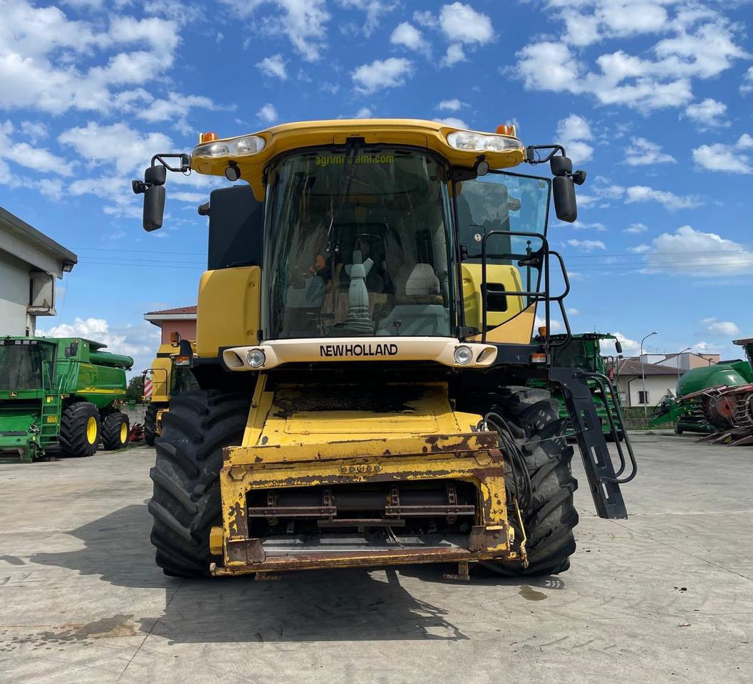 NEW HOLLAND MIETITREBBIA CX 8080 - Θεριζοαλωνιστική μηχανή: φωτογραφία 3 NEW HOLLAND MIETITREBBIA CX 8080 - Θεριζοαλωνιστική μηχανή: φωτογραφία 3