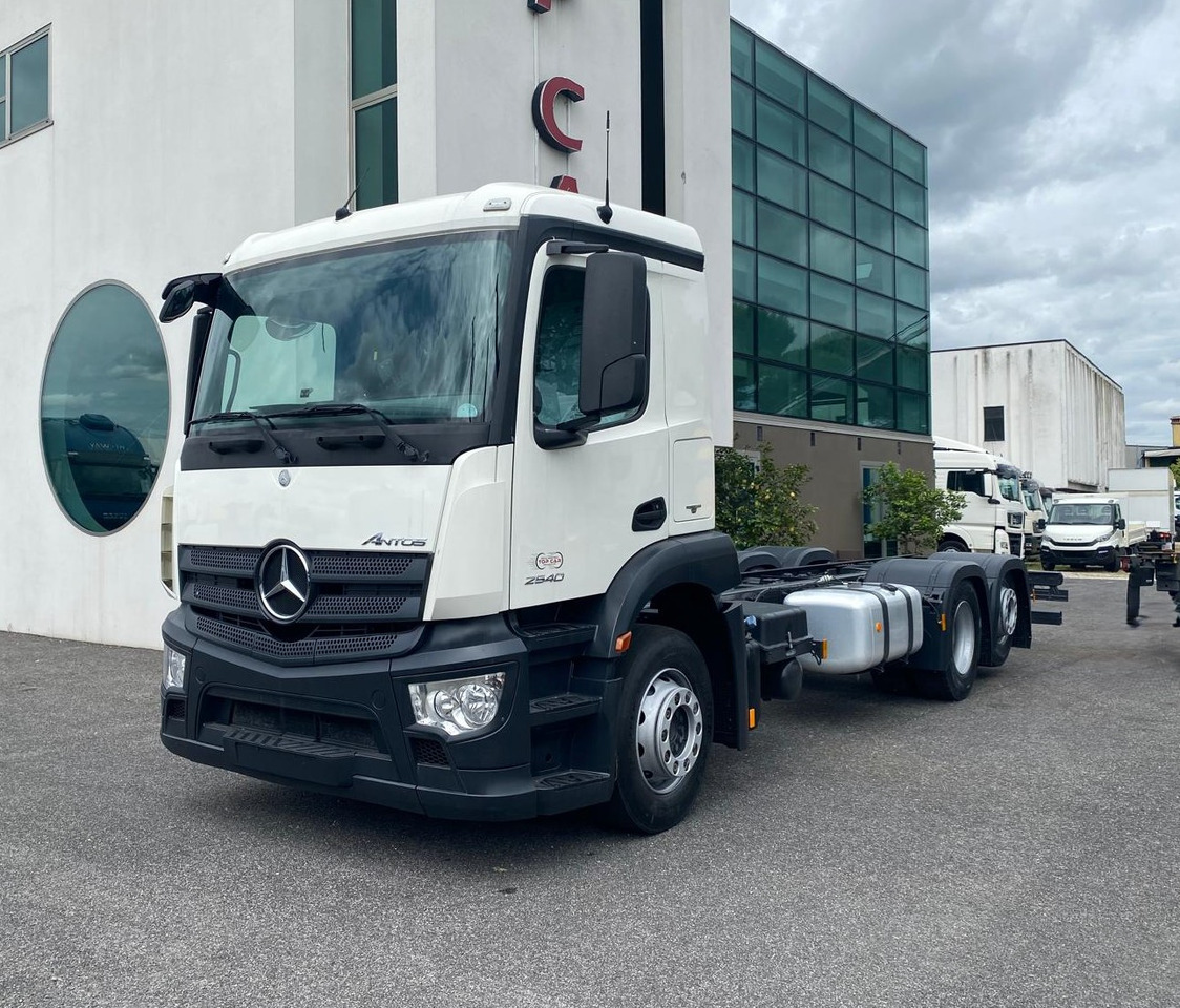 MERCEDES-BENZ ANTOS 25.40 - Φορτηγό σασί: φωτογραφία 2 MERCEDES-BENZ ANTOS 25.40 - Φορτηγό σασί: φωτογραφία 2