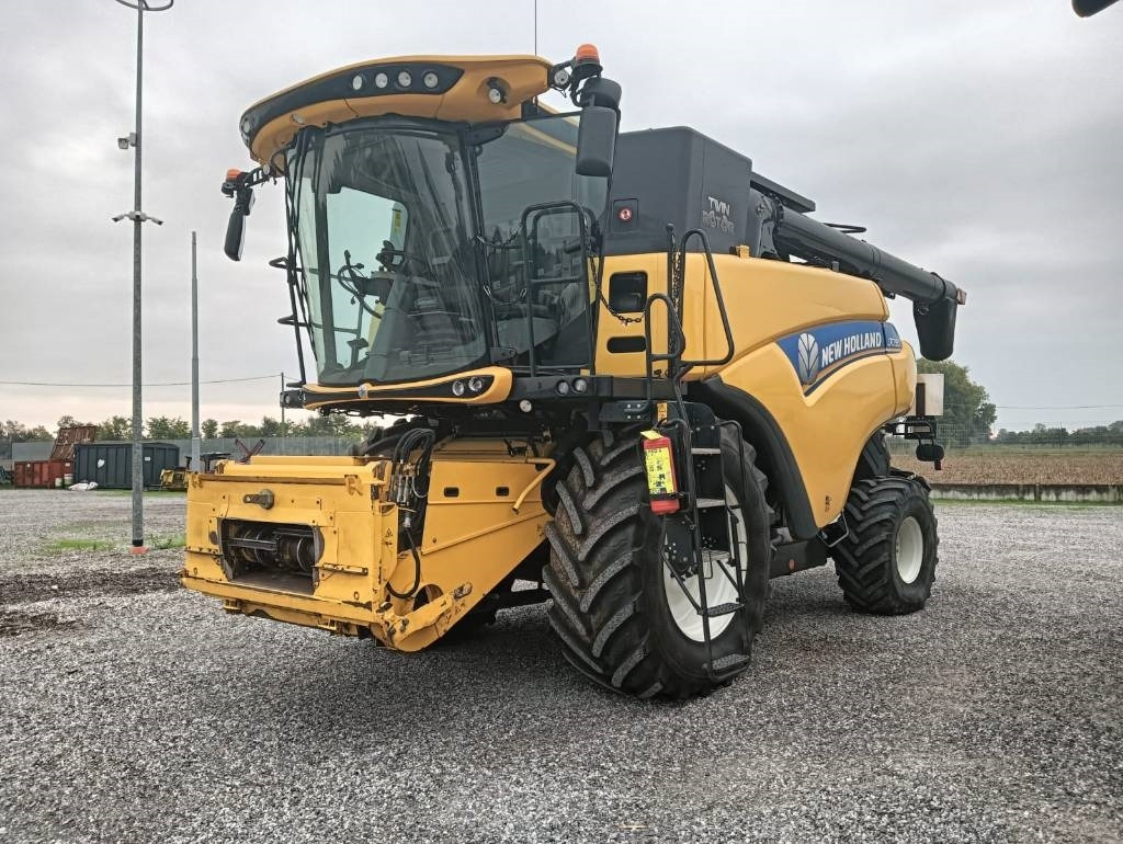 New Holland CR 7.90 - Θεριζοαλωνιστική μηχανή: φωτογραφία 2 New Holland CR 7.90 - Θεριζοαλωνιστική μηχανή: φωτογραφία 2