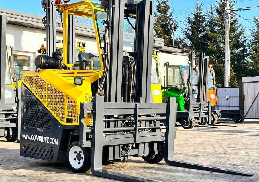 Combilift C2500CB - DIESEL - TRIPLEX - 2018 - LIKE NEW - 4-κίνητα ανυψωτικό στενών δρόμων: φωτογραφία 1 Combilift C2500CB - DIESEL - TRIPLEX - 2018 - LIKE NEW - 4-κίνητα ανυψωτικό στενών δρόμων: φωτογραφία 1