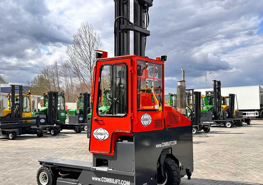 Combilift C4000 / DIESEL / TRIPLEX / 8400MM / FREE LIFT / SIDESHIFT / LIKE NEW - 4-κίνητα ανυψωτικό στενών δρόμων: φωτογραφία 3 Combilift C4000 / DIESEL / TRIPLEX / 8400MM / FREE LIFT / SIDESHIFT / LIKE NEW - 4-κίνητα ανυψωτικό στενών δρόμων: φωτογραφία 3
