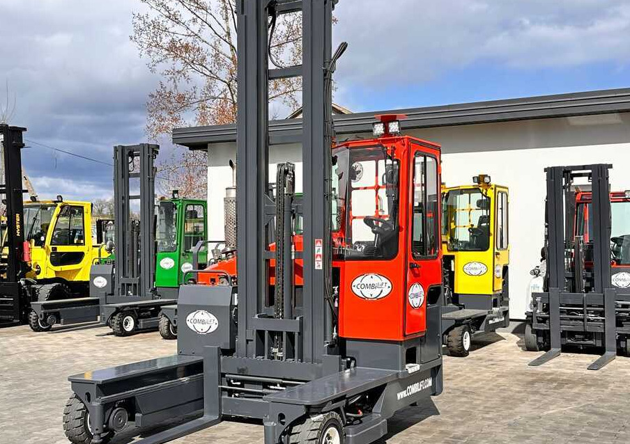 Combilift C4000 / DIESEL / TRIPLEX / 8400MM / FREE LIFT / SIDESHIFT / LIKE NEW - 4-κίνητα ανυψωτικό στενών δρόμων: φωτογραφία 4 Combilift C4000 / DIESEL / TRIPLEX / 8400MM / FREE LIFT / SIDESHIFT / LIKE NEW - 4-κίνητα ανυψωτικό στενών δρόμων: φωτογραφία 4