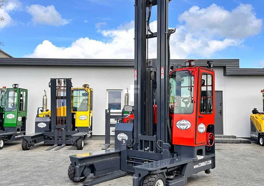 Combilift C4000 / TRIPLEX / 9300MM / FREE LIFT / FORK POSITIONER / GAS / CABIN / LIKE NEW - 4-κίνητα ανυψωτικό στενών δρόμων: φωτογραφία 4 Combilift C4000 / TRIPLEX / 9300MM / FREE LIFT / FORK POSITIONER / GAS / CABIN / LIKE NEW - 4-κίνητα ανυψωτικό στενών δρόμων: φωτογραφία 4