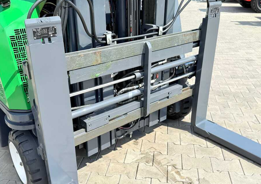 Combilift CB2500 / DIESEL / EXTENDABLE FORKS / TRIPLEX / 5500MM / FREE LIFT / SIDE SHIFT / FORK POSITIONER / LIKE NEW - 4-κίνητα ανυψωτικό στενών δρόμων: φωτογραφία 4 Combilift CB2500 / DIESEL / EXTENDABLE FORKS / TRIPLEX / 5500MM / FREE LIFT / SIDE SHIFT / FORK POSITIONER / LIKE NEW - 4-κίνητα ανυψωτικό στενών δρόμων: φωτογραφία 4