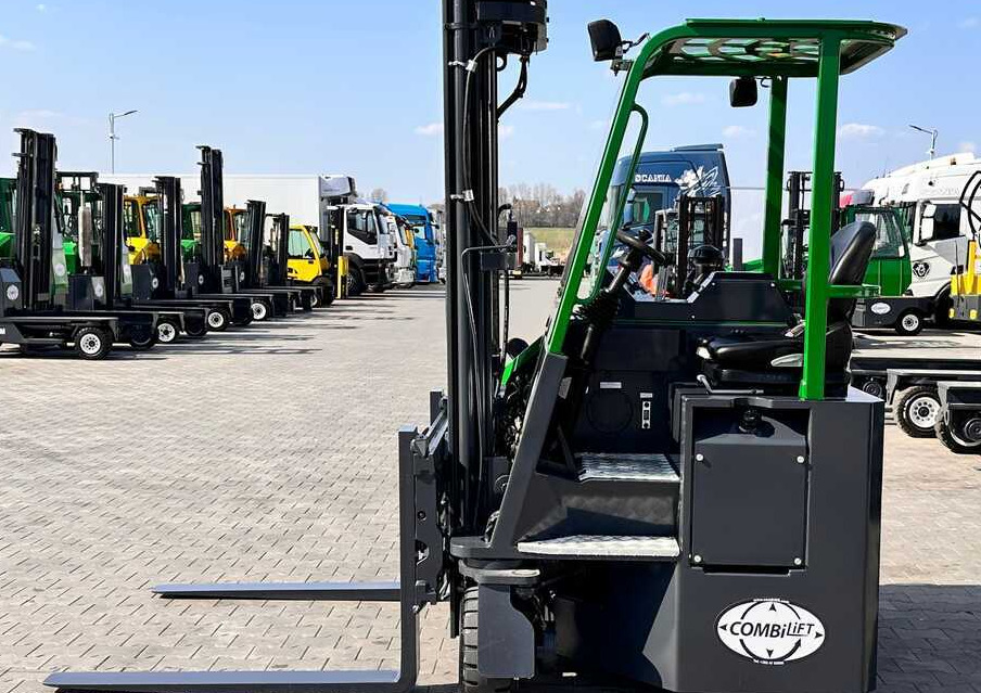 Combilift CB2500 / DIESEL / TRIPLEX / 5500MM / FREE LIFT / SIDE SHIFT / FORK POSITIONER / LIKE NEW - 4-κίνητα ανυψωτικό στενών δρόμων: φωτογραφία 3 Combilift CB2500 / DIESEL / TRIPLEX / 5500MM / FREE LIFT / SIDE SHIFT / FORK POSITIONER / LIKE NEW - 4-κίνητα ανυψωτικό στενών δρόμων: φωτογραφία 3
