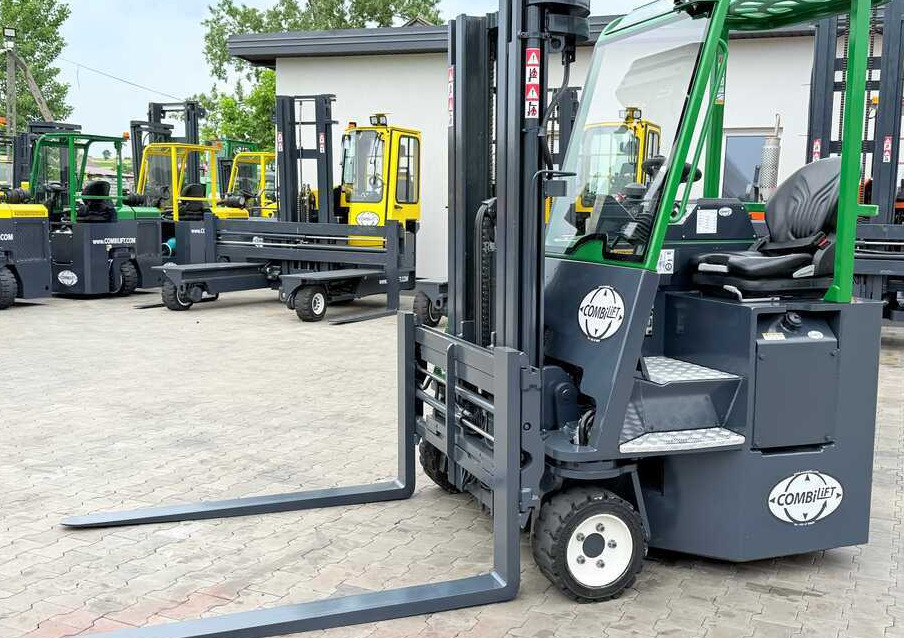 Combilift CB3000 / DIESEL / TRIPLEX 4900MM / FREE LIFT / SIDESHIFT / FORK POSITIONER / 1500MM FORKS / LIKE NEW - 4-κίνητα ανυψωτικό στενών δρόμων: φωτογραφία 1 Combilift CB3000 / DIESEL / TRIPLEX 4900MM / FREE LIFT / SIDESHIFT / FORK POSITIONER / 1500MM FORKS / LIKE NEW - 4-κίνητα ανυψωτικό στενών δρόμων: φωτογραφία 1