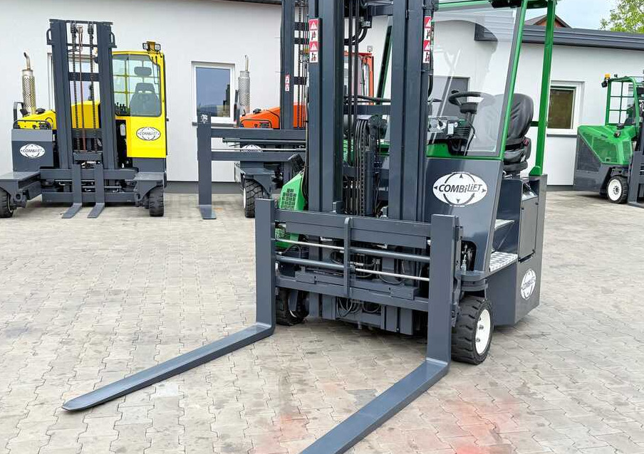 Combilift CB3000 / DIESEL / TRIPLEX 4900MM / FREE LIFT / SIDESHIFT / FORK POSITIONER / 1500MM FORKS / LIKE NEW - 4-κίνητα ανυψωτικό στενών δρόμων: φωτογραφία 3 Combilift CB3000 / DIESEL / TRIPLEX 4900MM / FREE LIFT / SIDESHIFT / FORK POSITIONER / 1500MM FORKS / LIKE NEW - 4-κίνητα ανυψωτικό στενών δρόμων: φωτογραφία 3