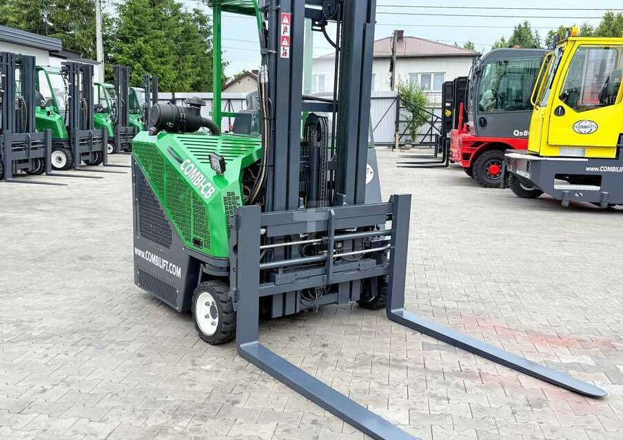 Combilift CB3000 / DIESEL / TRIPLEX 4900MM / FREE LIFT / SIDESHIFT / FORK POSITIONER / 1500MM FORKS / LIKE NEW - 4-κίνητα ανυψωτικό στενών δρόμων: φωτογραφία 4 Combilift CB3000 / DIESEL / TRIPLEX 4900MM / FREE LIFT / SIDESHIFT / FORK POSITIONER / 1500MM FORKS / LIKE NEW - 4-κίνητα ανυψωτικό στενών δρόμων: φωτογραφία 4