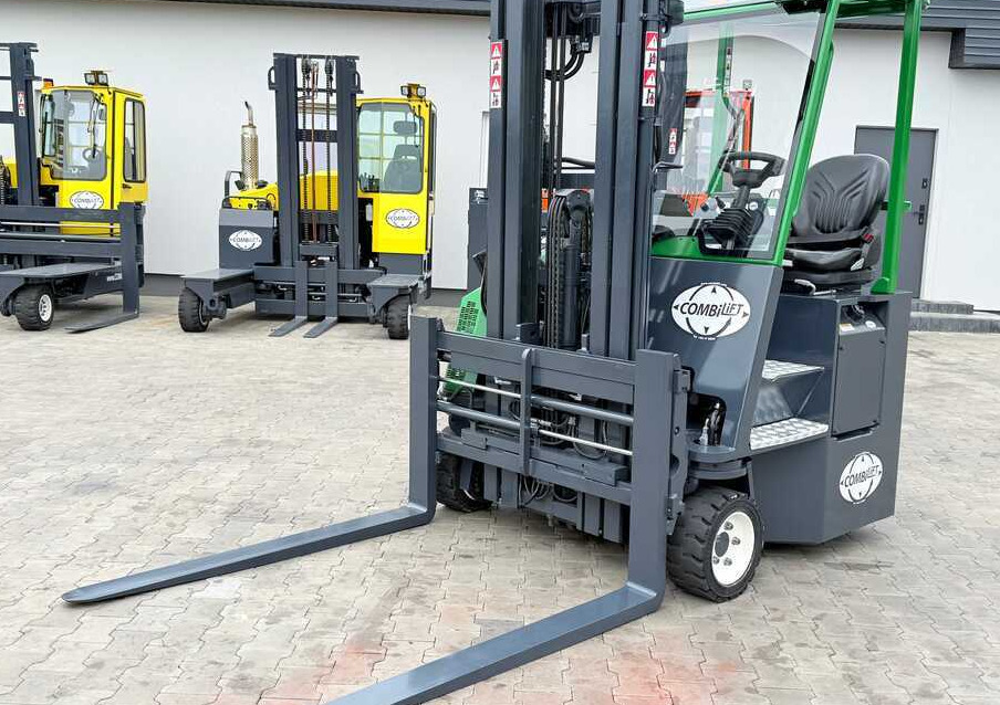 Combilift CB3000 / DIESEL / TRIPLEX 4900MM / FREE LIFT / SIDESHIFT / FORK POSITIONER / 1500MM FORKS / LIKE NEW - 4-κίνητα ανυψωτικό στενών δρόμων: φωτογραφία 2 Combilift CB3000 / DIESEL / TRIPLEX 4900MM / FREE LIFT / SIDESHIFT / FORK POSITIONER / 1500MM FORKS / LIKE NEW - 4-κίνητα ανυψωτικό στενών δρόμων: φωτογραφία 2