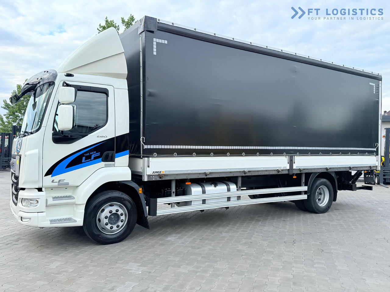 DAF LF 260 FA / AUTOMATIC / 9,255 kg PAYLOAD / 4x2 / 18 PALLETS / TAIL LIFT / SIDE BOARDS / EXCELLENT CONDITION! - Φορτηγό μουσαμάς: φωτογραφία 3 DAF LF 260 FA / AUTOMATIC / 9,255 kg PAYLOAD / 4x2 / 18 PALLETS / TAIL LIFT / SIDE BOARDS / EXCELLENT CONDITION! - Φορτηγό μουσαμάς: φωτογραφία 3