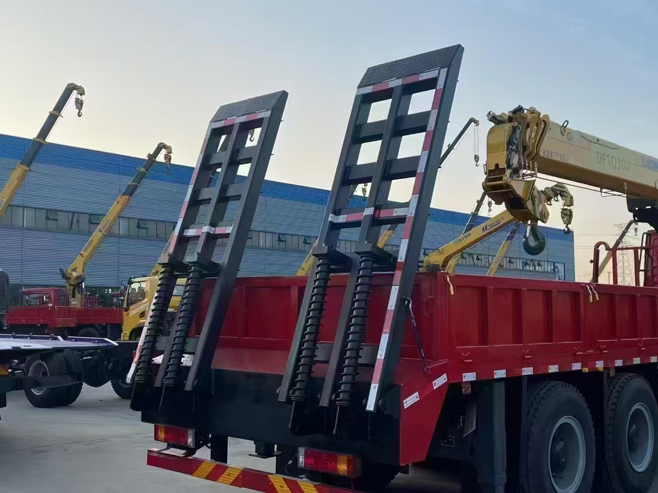 Delong Delong  M3000,XCMG  DFSQ 300 - Φορτηγό με γερανό: φωτογραφία 1 Delong Delong  M3000,XCMG  DFSQ 300 - Φορτηγό με γερανό: φωτογραφία 1