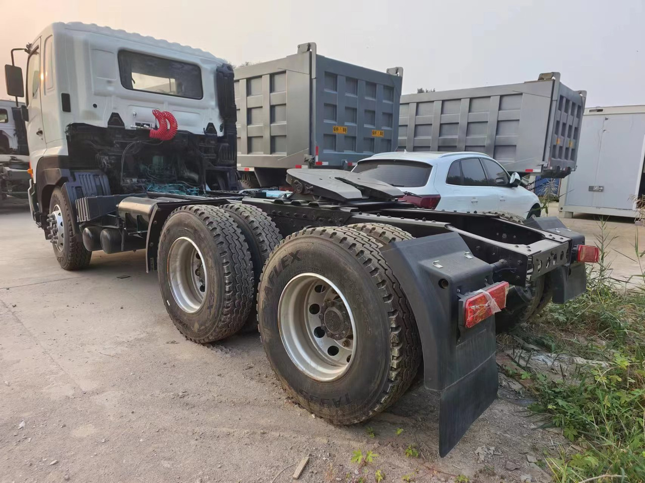 HINO HINO 700 - Τράκτορας: φωτογραφία 1 HINO HINO 700 - Τράκτορας: φωτογραφία 1