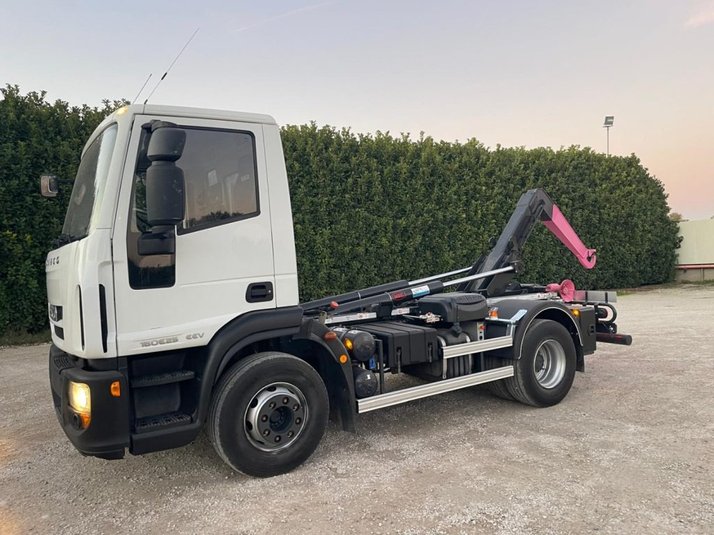 IVECO EUROCARGO 160E25 SCARRABILE - Φορτηγό φόρτωσης γάντζου: φωτογραφία 2 IVECO EUROCARGO 160E25 SCARRABILE - Φορτηγό φόρτωσης γάντζου: φωτογραφία 2