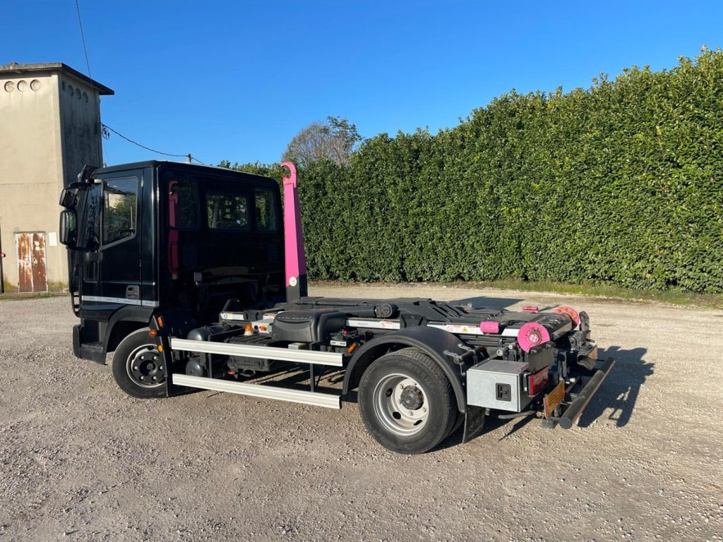 IVECO EUROCARGO 75E18 CON SCARRABILE NUOVO - Φορτηγό φόρτωσης γάντζου: φωτογραφία 4 IVECO EUROCARGO 75E18 CON SCARRABILE NUOVO - Φορτηγό φόρτωσης γάντζου: φωτογραφία 4