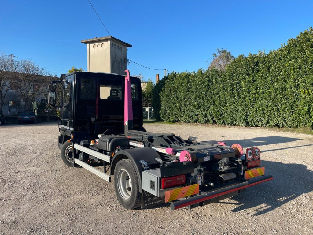 IVECO EUROCARGO 75E18 CON SCARRABILE NUOVO - Φορτηγό φόρτωσης γάντζου: φωτογραφία 5 IVECO EUROCARGO 75E18 CON SCARRABILE NUOVO - Φορτηγό φόρτωσης γάντζου: φωτογραφία 5