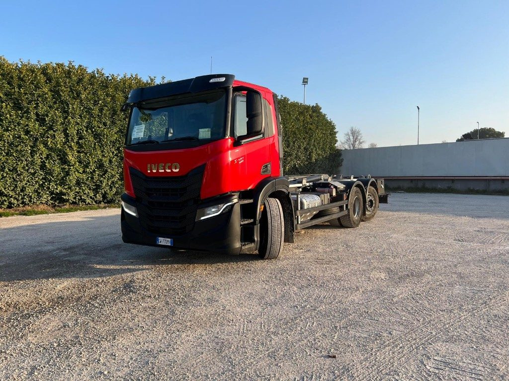 IVECO X-WAY AD260 NUOVO TARGATO SCARRABILE - Φορτηγό φόρτωσης γάντζου: φωτογραφία 1 IVECO X-WAY AD260 NUOVO TARGATO SCARRABILE - Φορτηγό φόρτωσης γάντζου: φωτογραφία 1