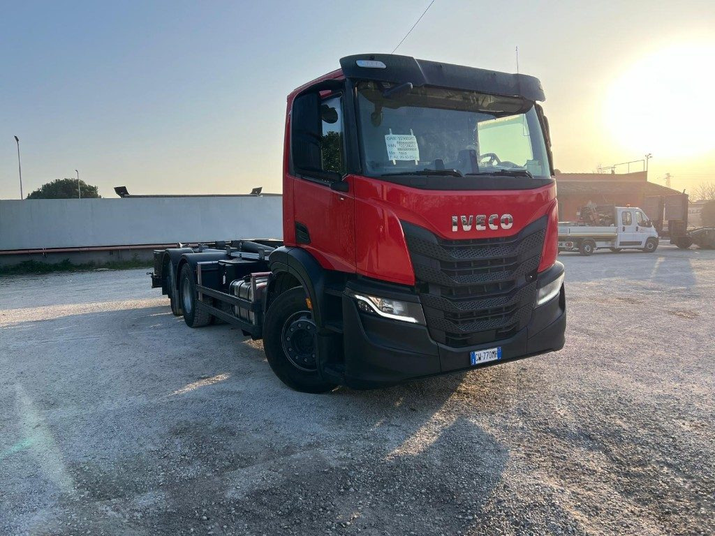 IVECO X-WAY AD260 NUOVO TARGATO SCARRABILE - Φορτηγό φόρτωσης γάντζου: φωτογραφία 2 IVECO X-WAY AD260 NUOVO TARGATO SCARRABILE - Φορτηγό φόρτωσης γάντζου: φωτογραφία 2