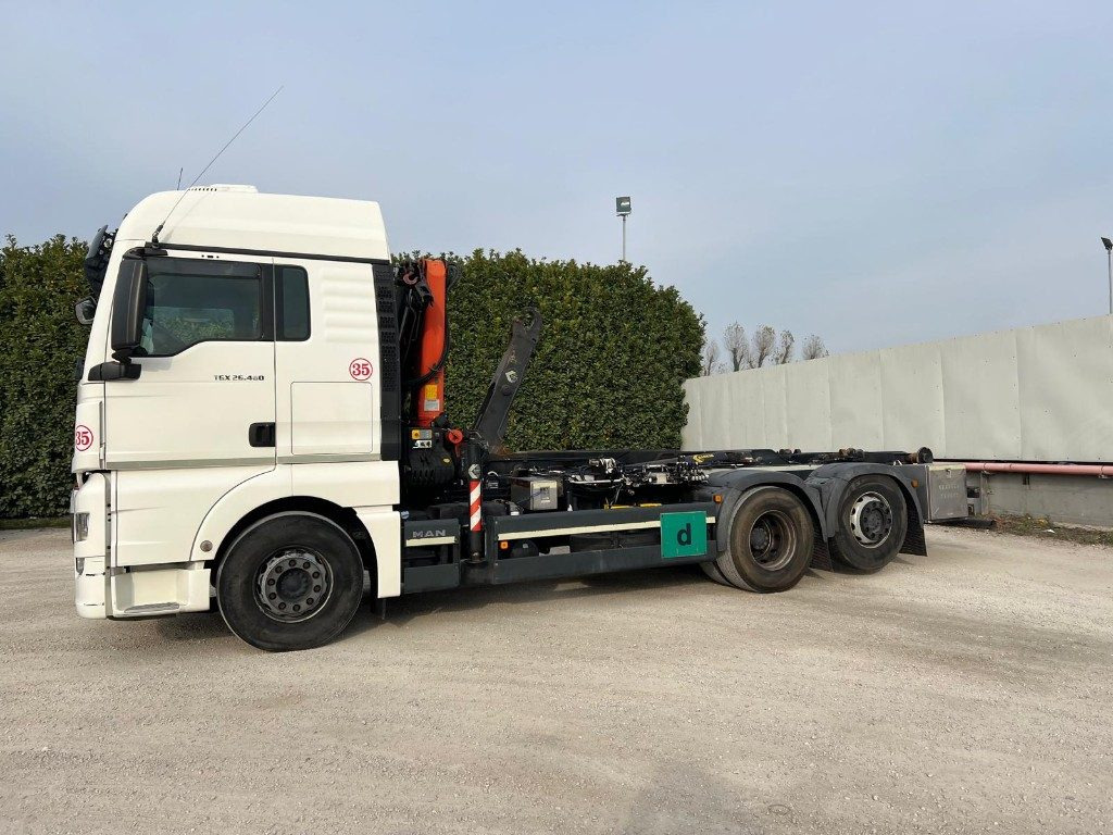MAN TGX 26.480 SCARRABILE CON GRU DIETRO CABINA - Φορτηγό φόρτωσης γάντζου: φωτογραφία 2 MAN TGX 26.480 SCARRABILE CON GRU DIETRO CABINA - Φορτηγό φόρτωσης γάντζου: φωτογραφία 2