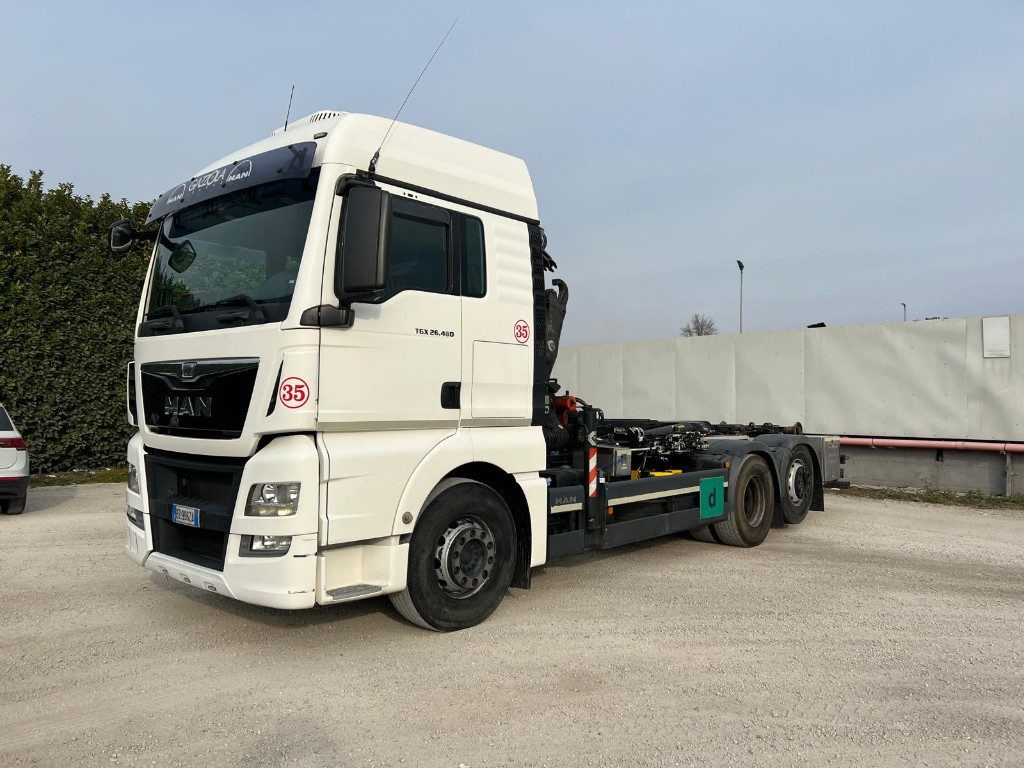 MAN TGX 26.480 SCARRABILE CON GRU DIETRO CABINA - Φορτηγό φόρτωσης γάντζου: φωτογραφία 1 MAN TGX 26.480 SCARRABILE CON GRU DIETRO CABINA - Φορτηγό φόρτωσης γάντζου: φωτογραφία 1