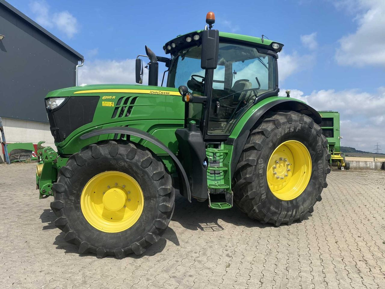 John Deere 6195R - Τρακτέρ: φωτογραφία 1 John Deere 6195R - Τρακτέρ: φωτογραφία 1