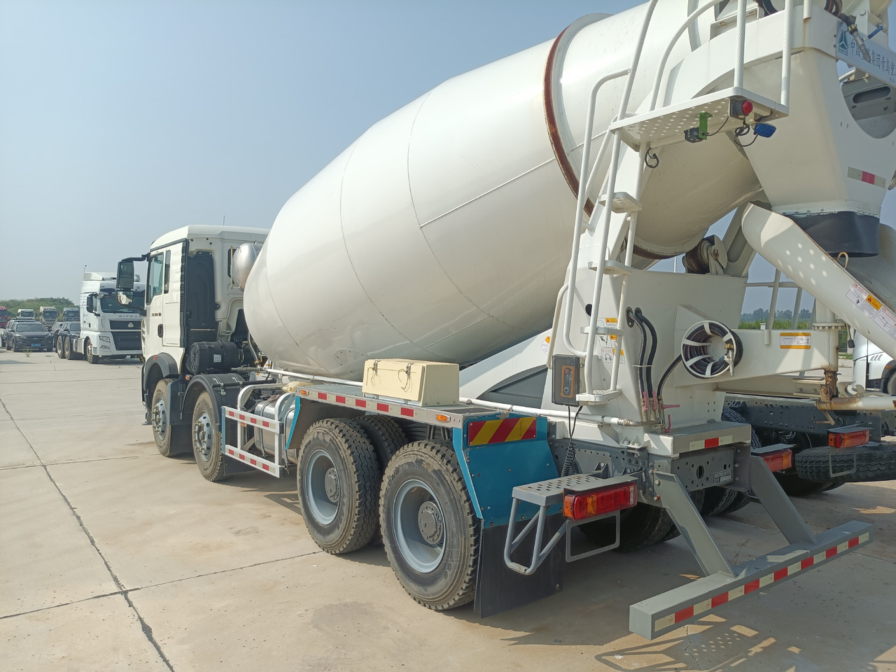 HOWO TX350 Cement Mixer Truck - Μπετονιέρα φορτηγό: φωτογραφία 4 HOWO TX350 Cement Mixer Truck - Μπετονιέρα φορτηγό: φωτογραφία 4