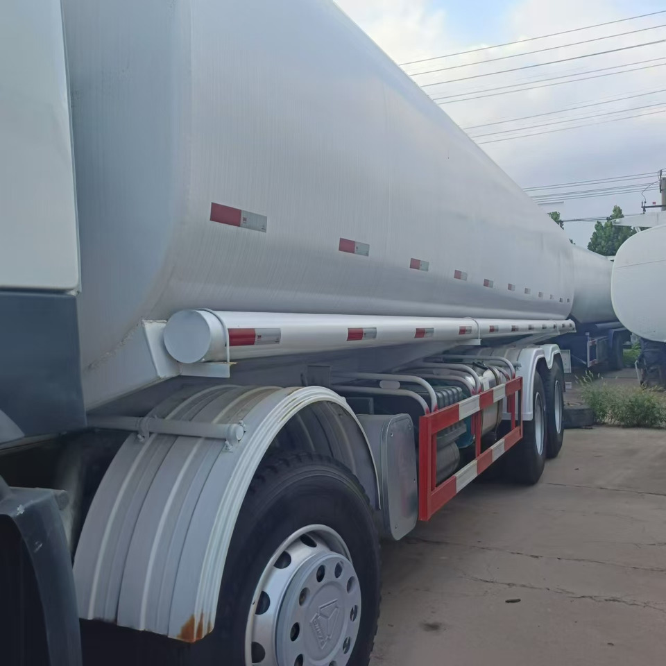 SINOTRUK Howo 371 Fuel Tanker Click Here For DISCOUNT - Φορτηγό βυτιοφόρο: φωτογραφία 4 SINOTRUK Howo 371 Fuel Tanker Click Here For DISCOUNT - Φορτηγό βυτιοφόρο: φωτογραφία 4