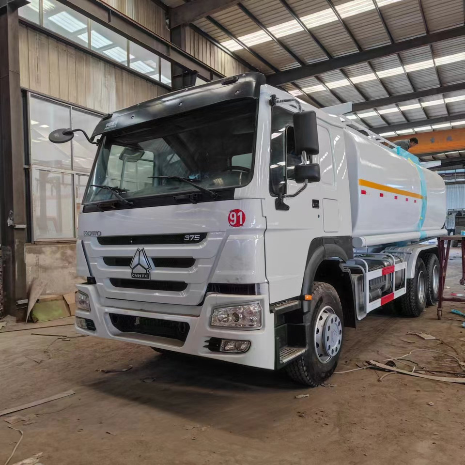 Sinotruck HOWO 371 Fuel Tanker Large Capacity Fuel Vehicle - Φορτηγό βυτιοφόρο: φωτογραφία 2 Sinotruck HOWO 371 Fuel Tanker Large Capacity Fuel Vehicle - Φορτηγό βυτιοφόρο: φωτογραφία 2