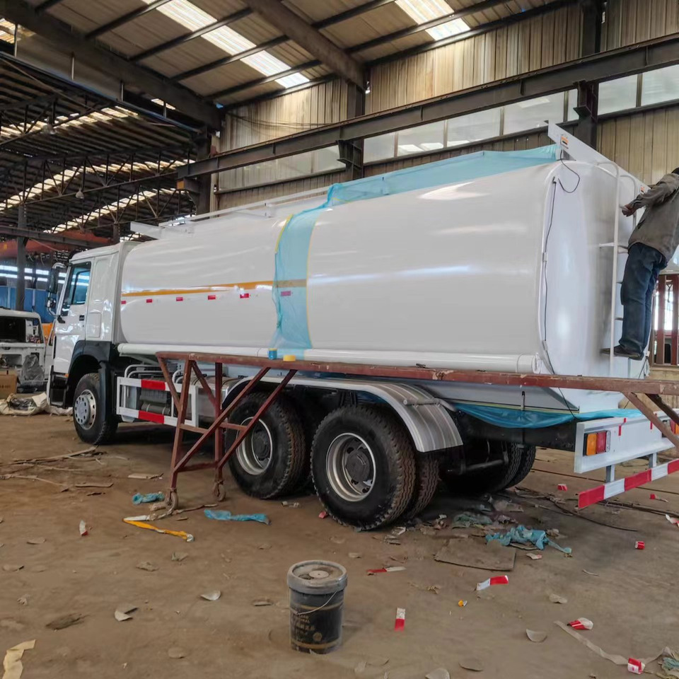 Sinotruck HOWO 371 Fuel Tanker Large Capacity Fuel Vehicle - Φορτηγό βυτιοφόρο: φωτογραφία 4 Sinotruck HOWO 371 Fuel Tanker Large Capacity Fuel Vehicle - Φορτηγό βυτιοφόρο: φωτογραφία 4