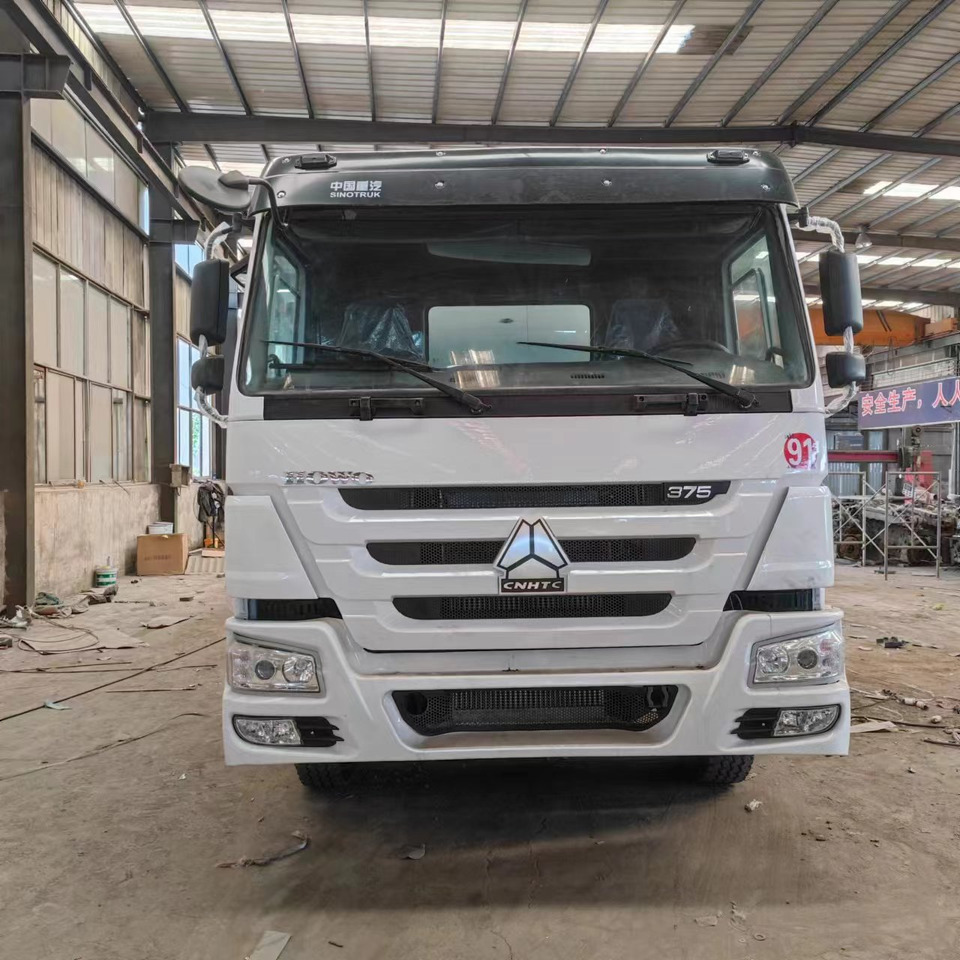 Sinotruck HOWO 371 Fuel Tanker Large Capacity Fuel Vehicle - Φορτηγό βυτιοφόρο: φωτογραφία 3 Sinotruck HOWO 371 Fuel Tanker Large Capacity Fuel Vehicle - Φορτηγό βυτιοφόρο: φωτογραφία 3